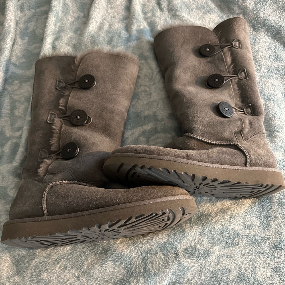 Ugg Bailey button size 9 grey